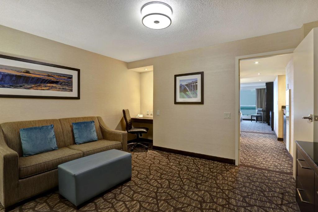 Posezení v ubytování Embassy Suites by Hilton Niagara Falls/ Fallsview