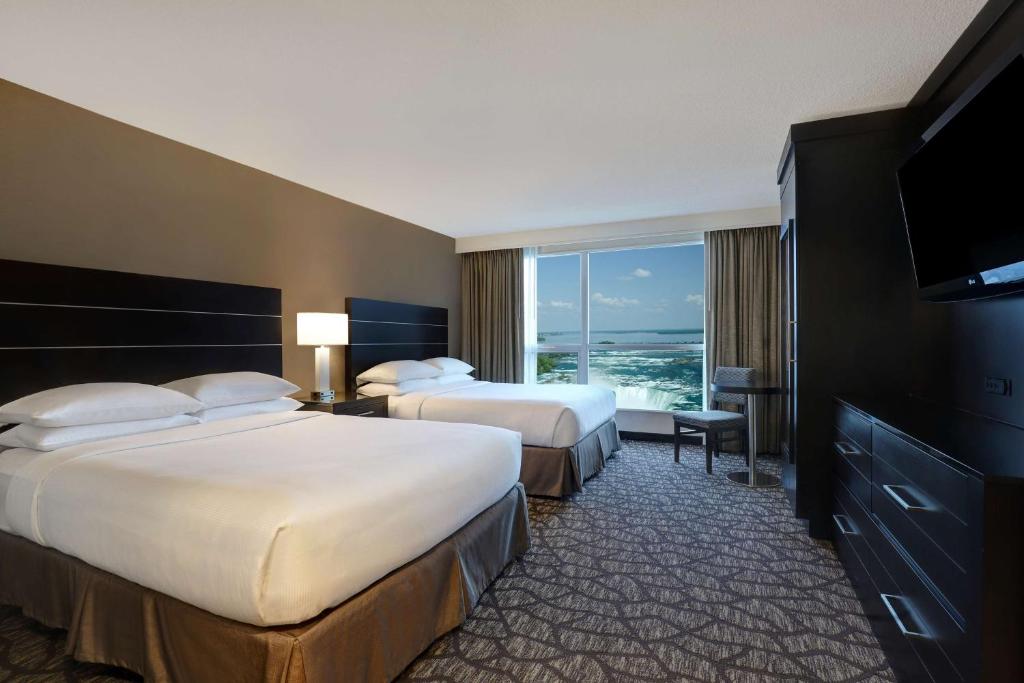 Postel nebo postele na pokoji v ubytování Embassy Suites by Hilton Niagara Falls/ Fallsview