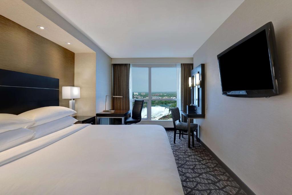 Postel nebo postele na pokoji v ubytování Embassy Suites by Hilton Niagara Falls/ Fallsview