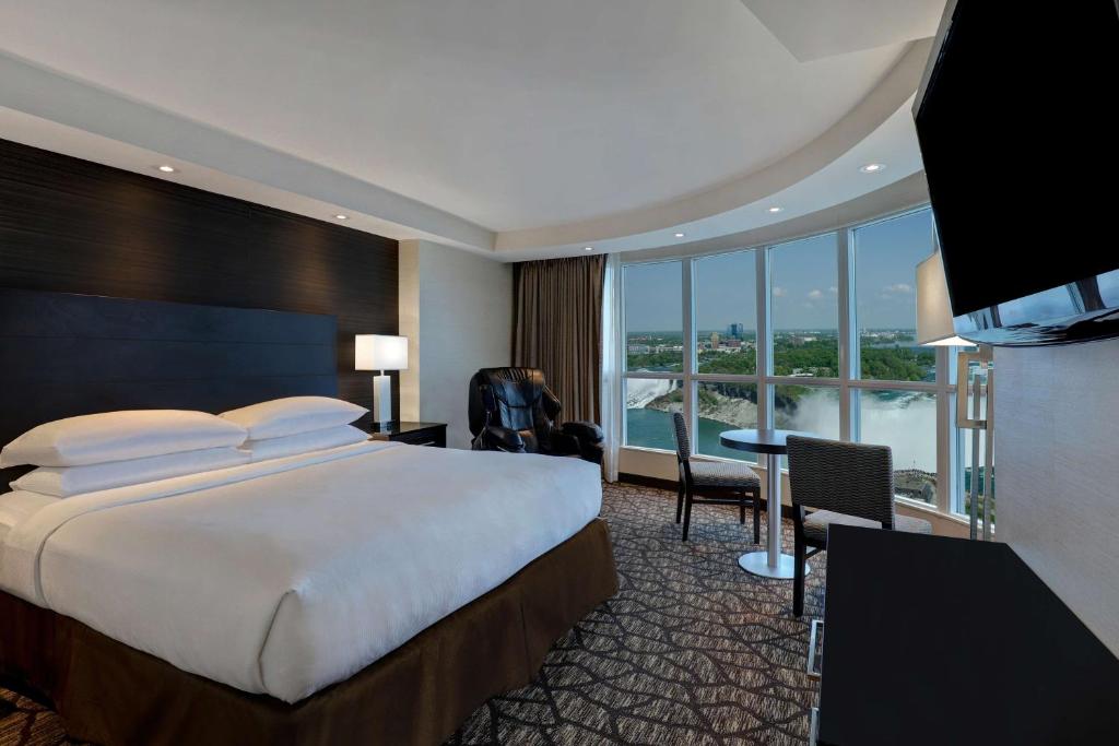 
King Suite with One Double Room and Horseshoe/US Falls View
