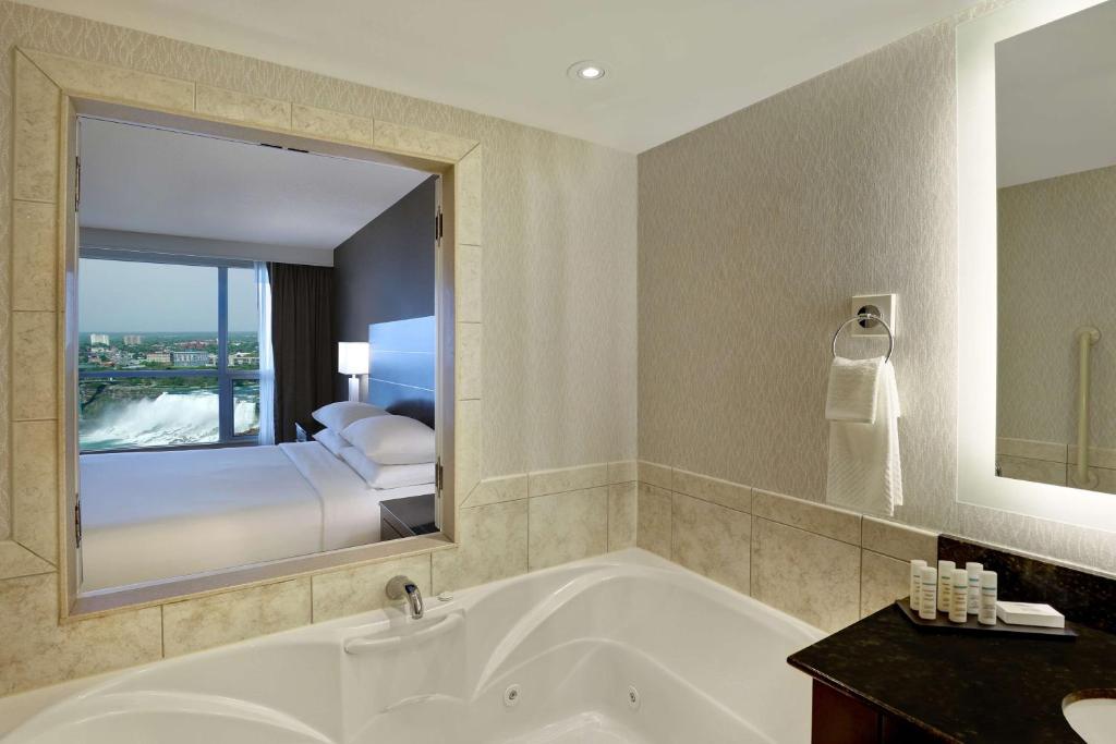 Embassy Suites by Hilton Niagara Falls/ Fallsview - Resim 39
