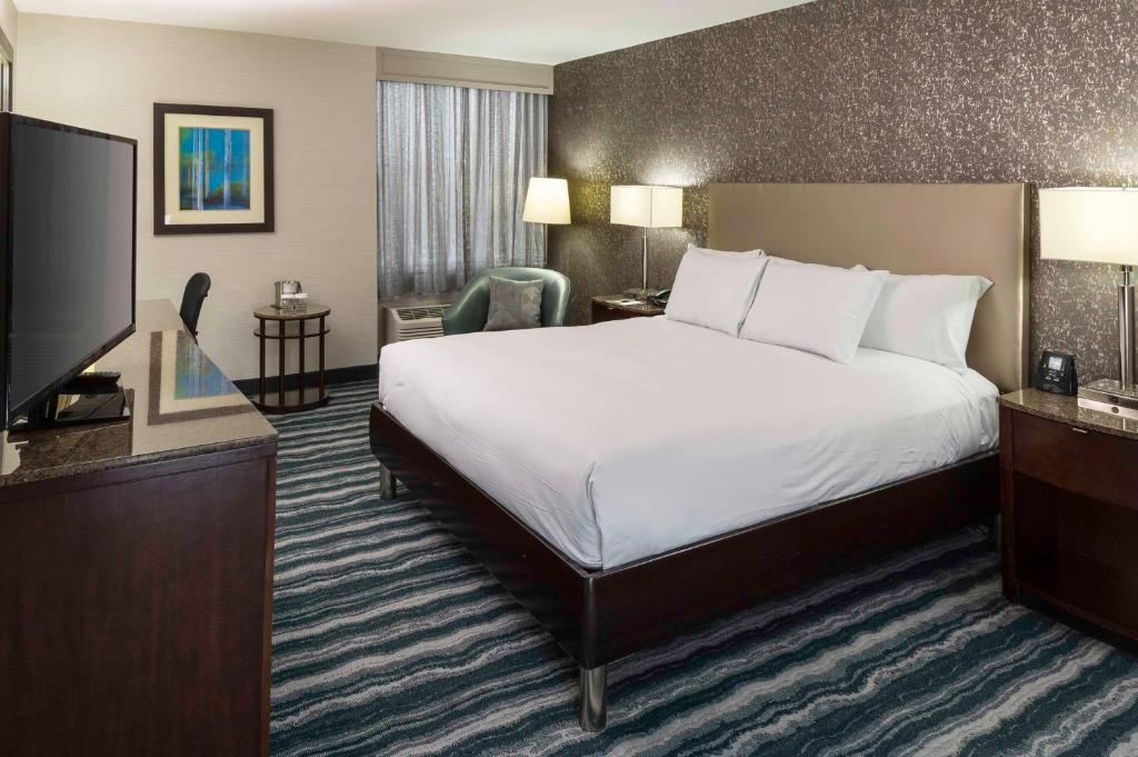 Cama ou camas em um quarto em DoubleTree by Hilton Hotel Wilmington