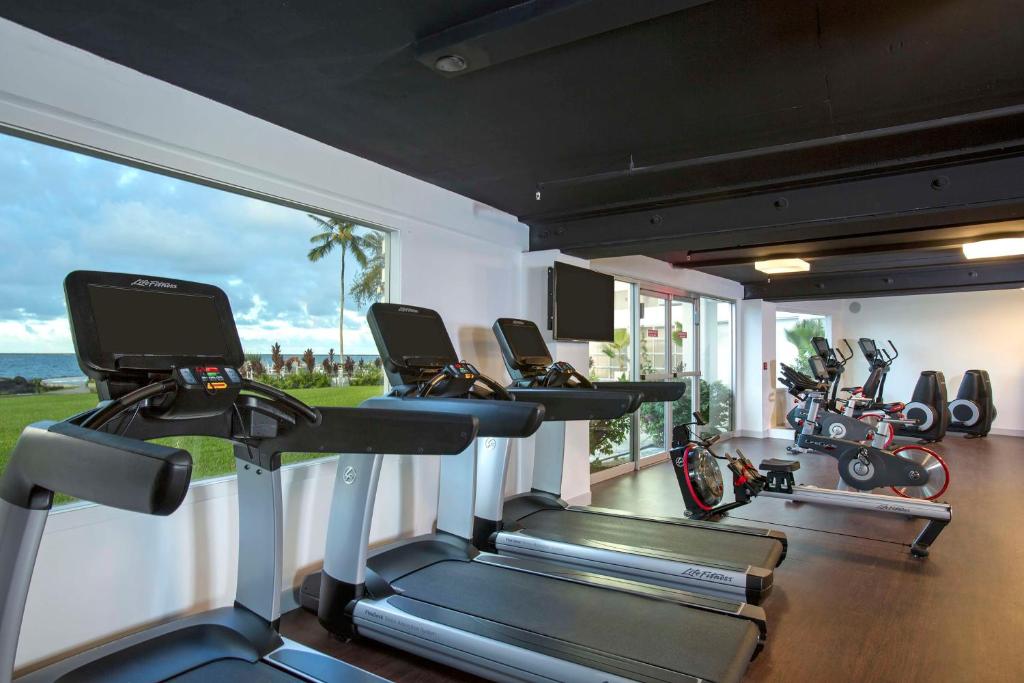 Fitness centrum a/nebo fitness zařízení v ubytování Grand Naniloa Hotel, a Doubletree by Hilton