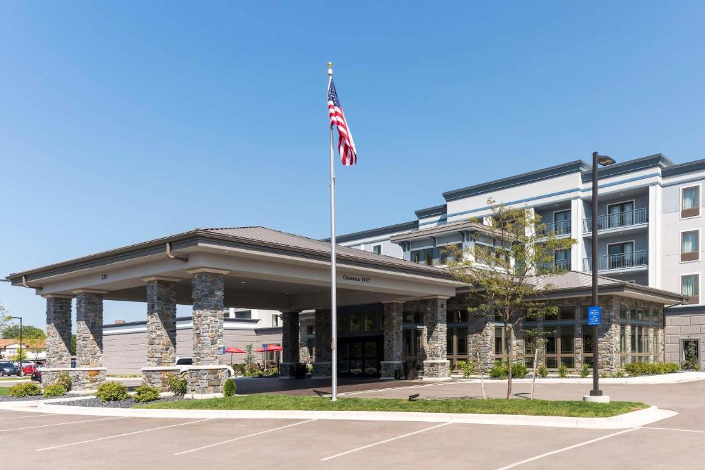 un bâtiment arborant un drapeau américain devant lui dans l'établissement Hilton Garden Inn Grand Rapids East, à Grand Rapids