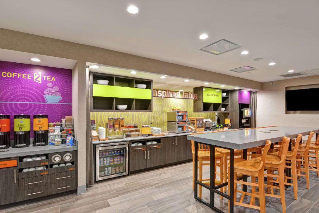 Kuchyň nebo kuchyňský kout v ubytování Home2 Suites by Hilton La Porte