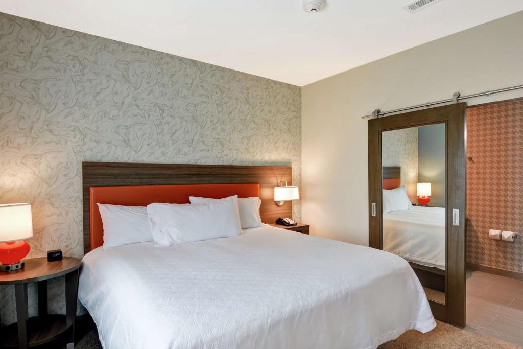 Postel nebo postele na pokoji v ubytování Home2 Suites by Hilton La Porte