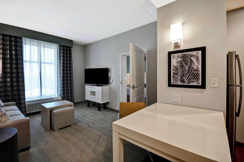 Homewood Suites By Hilton Greenville Downtownにあるテレビまたはエンターテインメントセンター