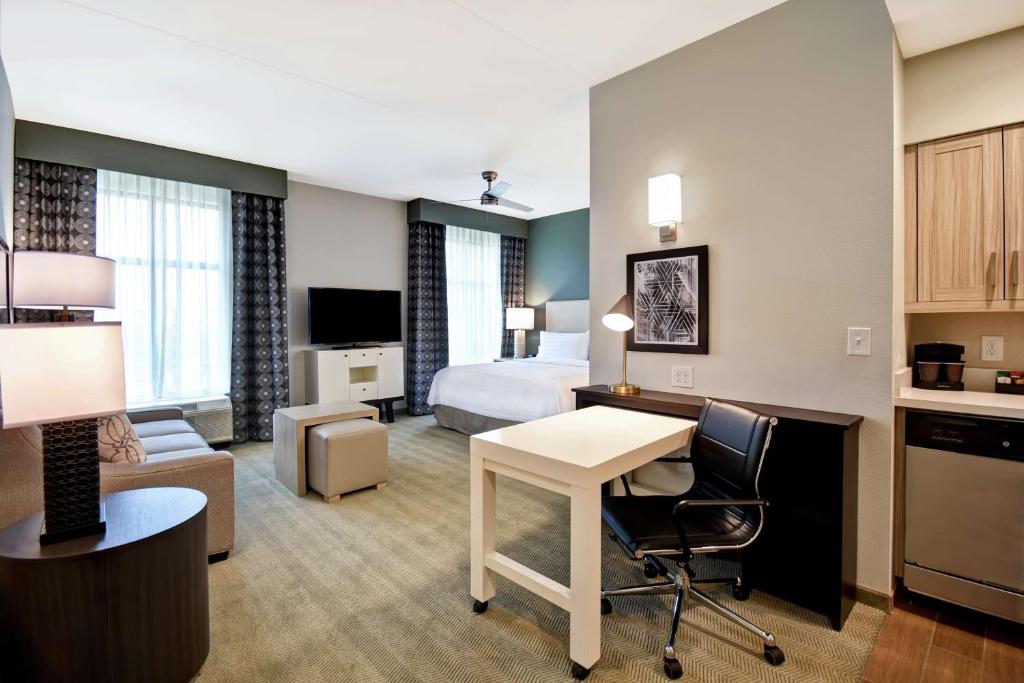 Homewood Suites By Hilton Greenville Downtownにあるキッチンまたは簡易キッチン