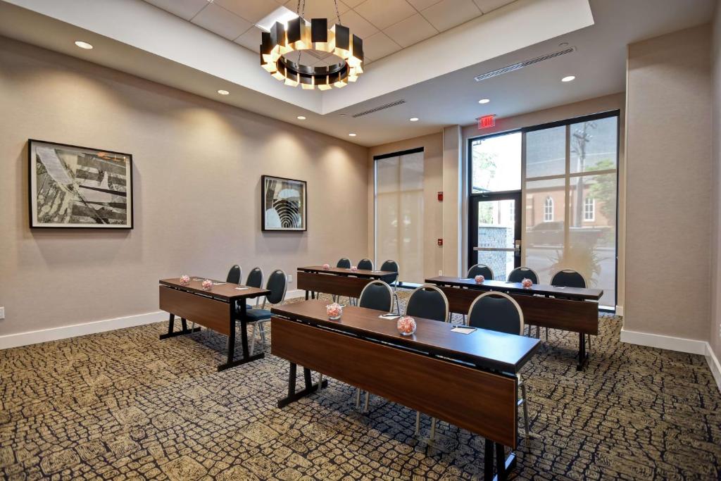 Homewood Suites By Hilton Greenville Downtownにあるビジネスエリアまたは会議室