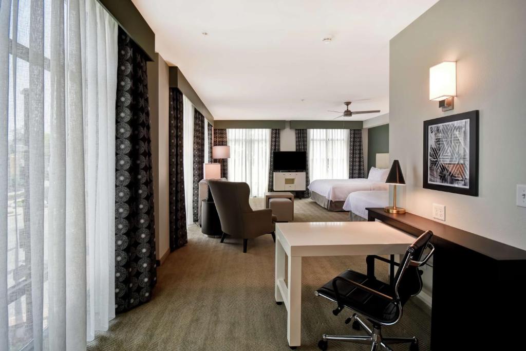 Homewood Suites By Hilton Greenville Downtownにあるシーティングエリア