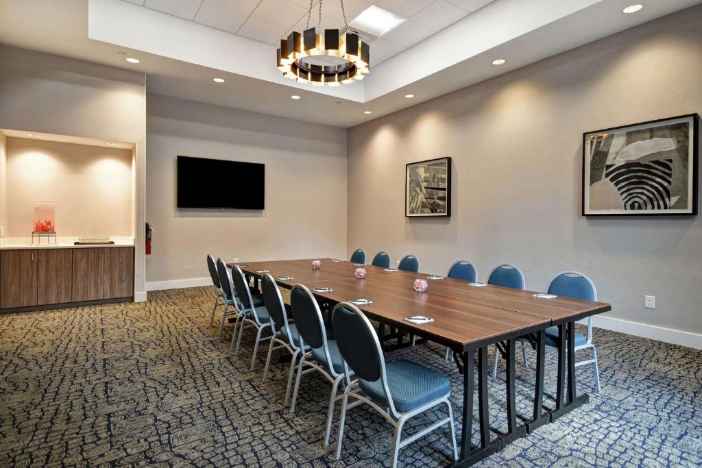 Homewood Suites By Hilton Greenville Downtownにあるテレビまたはエンターテインメントセンター