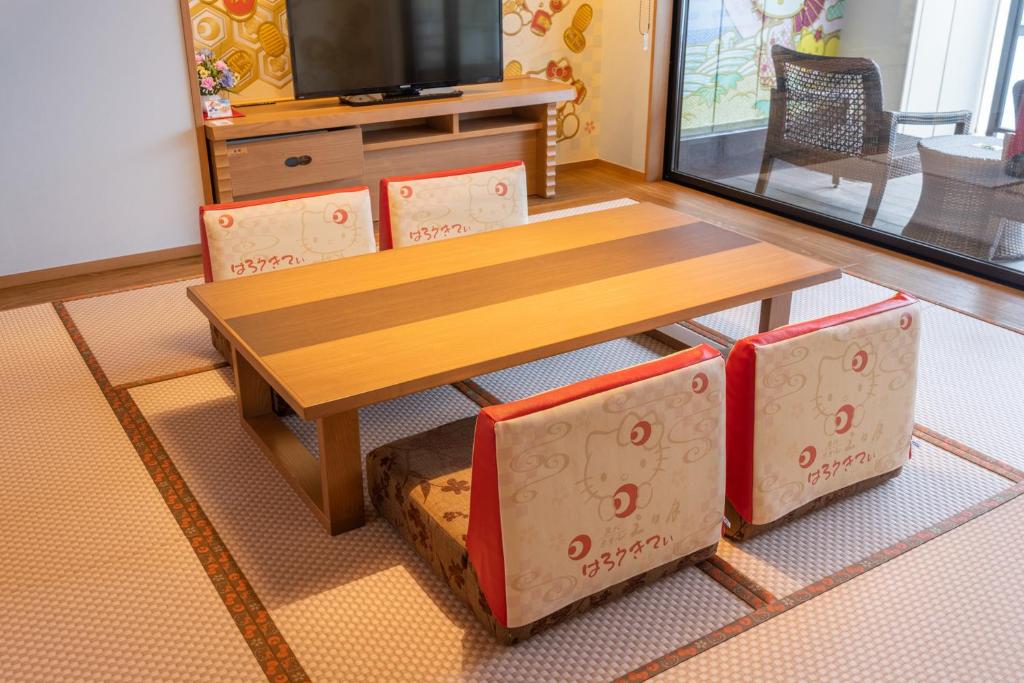 Postel nebo postele na pokoji v ubytování Ryugujo Spa Hotel Mikazuki Fujimitei