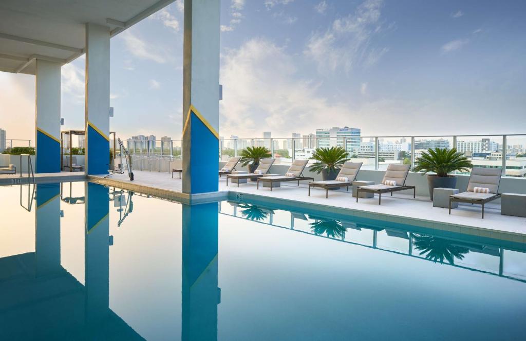 Bazén v ubytování SERENA Hotel Aventura Miami, Tapestry Collection by Hilton nebo v jeho okolí