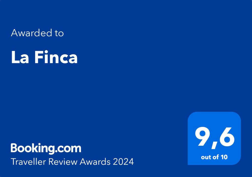ein blauer Bildschirm mit dem Text, der den La finica empfangenden Prüfungspreisen verliehen wird in der Unterkunft La Finca in Monterrey