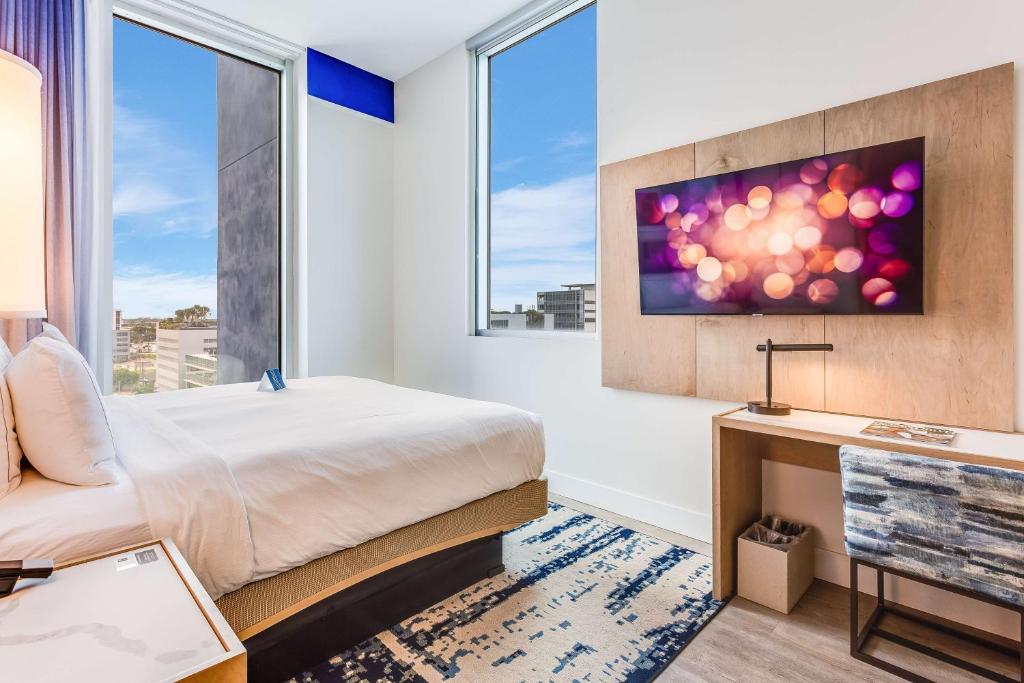 TV a/nebo společenská místnost v ubytování SERENA Hotel Aventura Miami, Tapestry Collection by Hilton