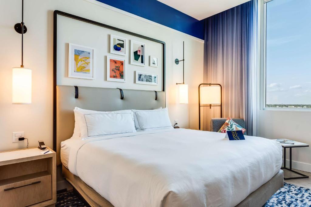 Postel nebo postele na pokoji v ubytování SERENA Hotel Aventura Miami, Tapestry Collection by Hilton