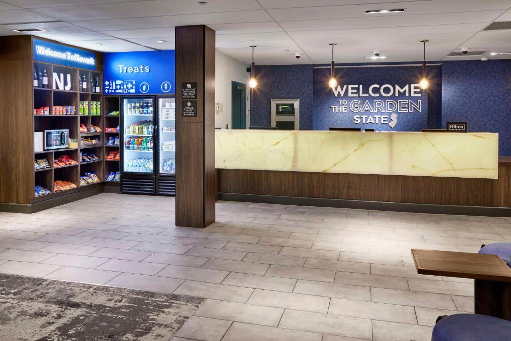 Certifikát, hodnocení, plakát nebo jiný dokument vystavený v ubytování Hampton Inn Newark Airport