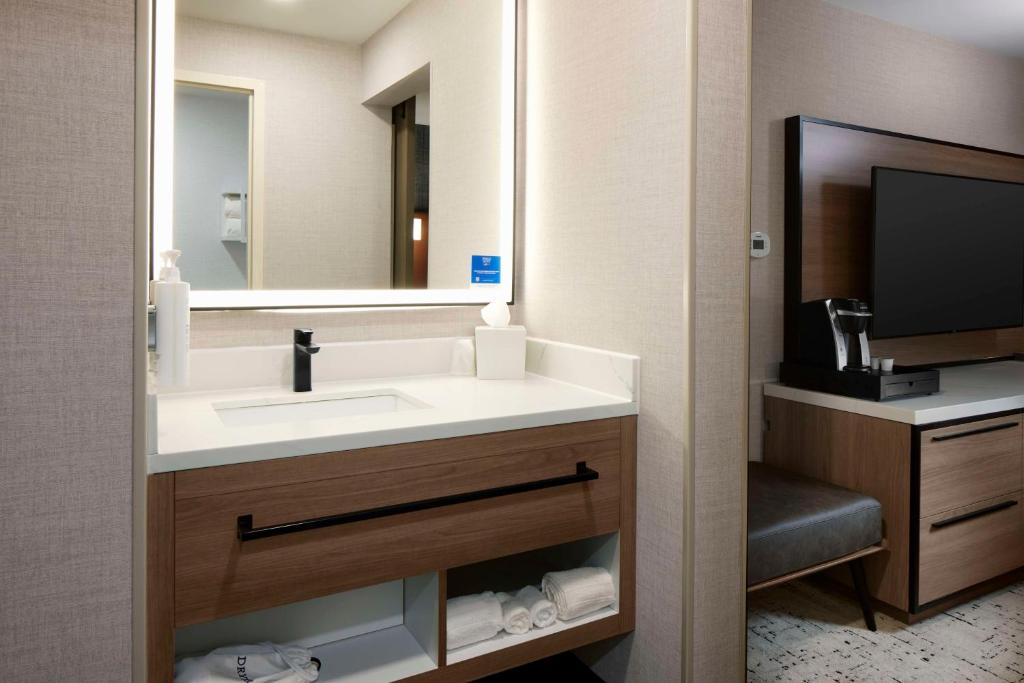 Koupelna v ubytování Hampton Inn Newark Airport