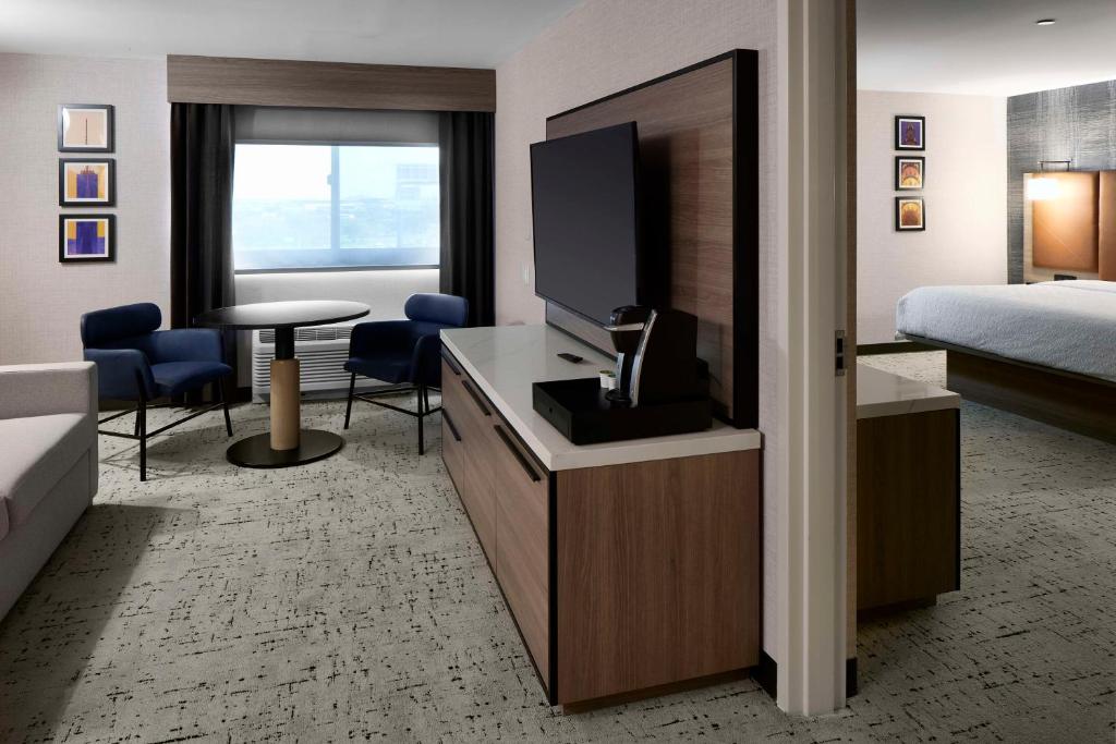 TV a/nebo společenská místnost v ubytování Hampton Inn Newark Airport