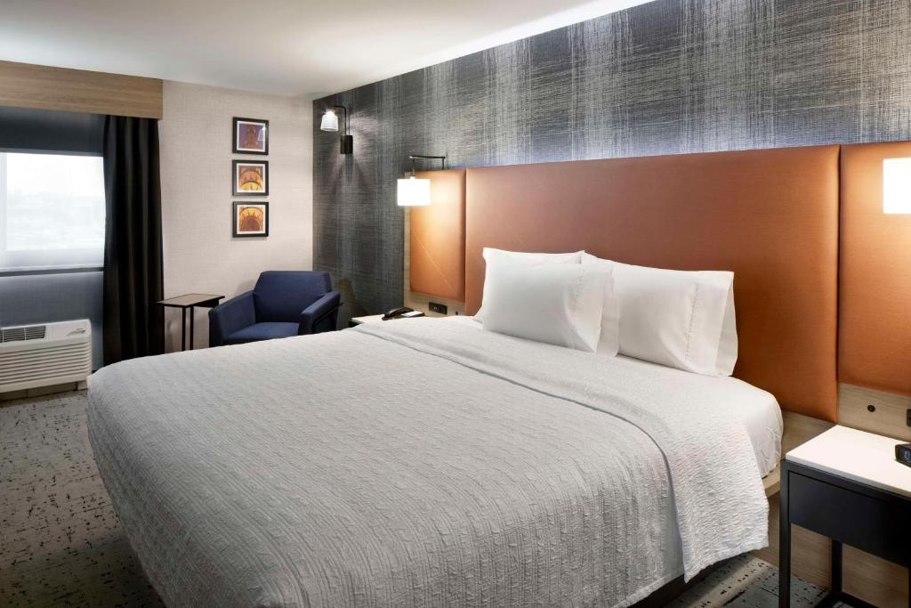 Postel nebo postele na pokoji v ubytování Hampton Inn Newark Airport