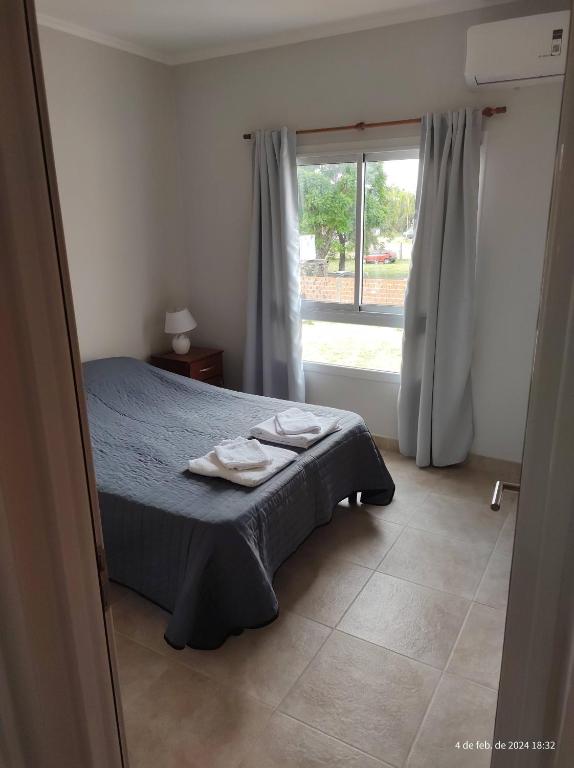 1 dormitorio con 1 cama con 2 toallas en Departamentos Don Lucio en La Paz