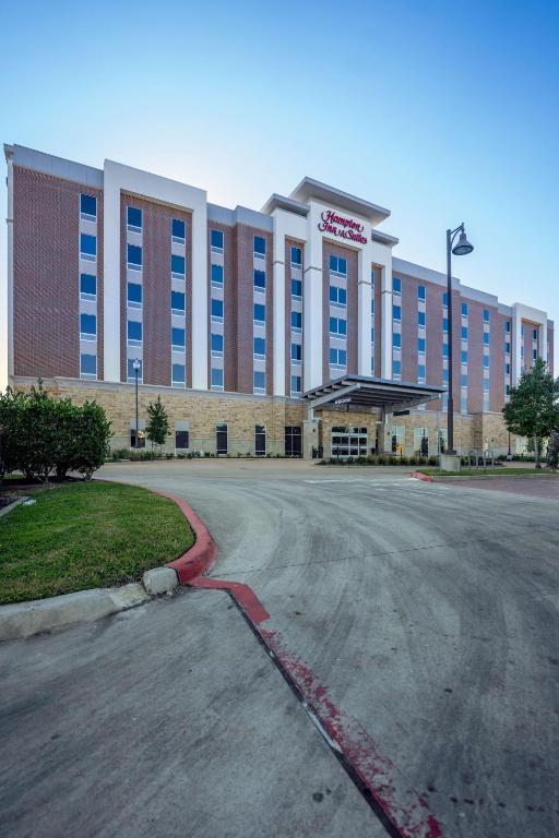 un gran edificio con una calle delante en Hampton Inn & Suites Sugar Land, Tx, en Sugar Land