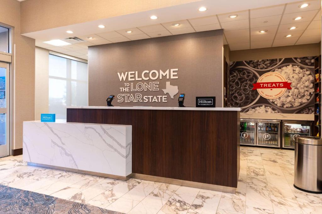 lobby z witcomeelcome the home star state sign w obiekcie Hampton Inn & Suites Sugar Land, Tx w mieście Sugar Land