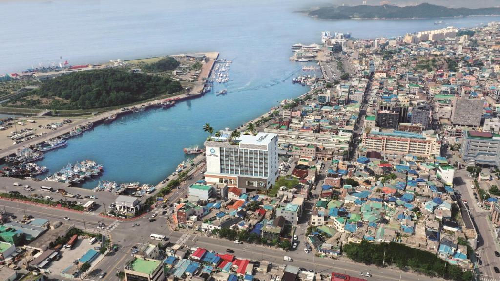 木浦的住宿－Mokpo Ocean Hotel，水体旁城市的空中景观