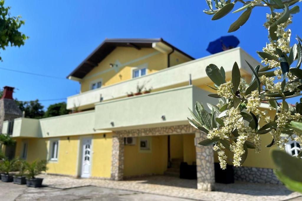 Budova, v ktorej sa apartmán nachádza
