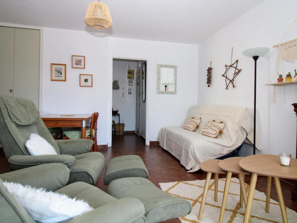 sala de estar con sofá y cama en Appartement Saint-Cyprien, 2 pièces, 4 personnes - FR-1-309-370, en Saint-Cyprien
