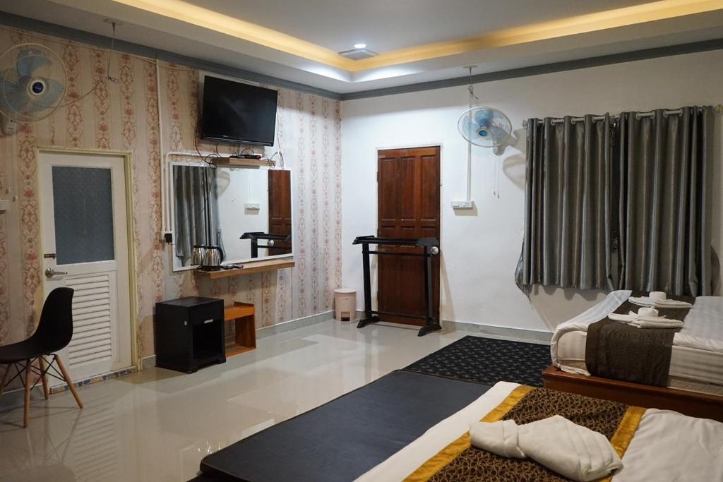 Chaiyai River Front Hotel - Sala Familiar De Lujo