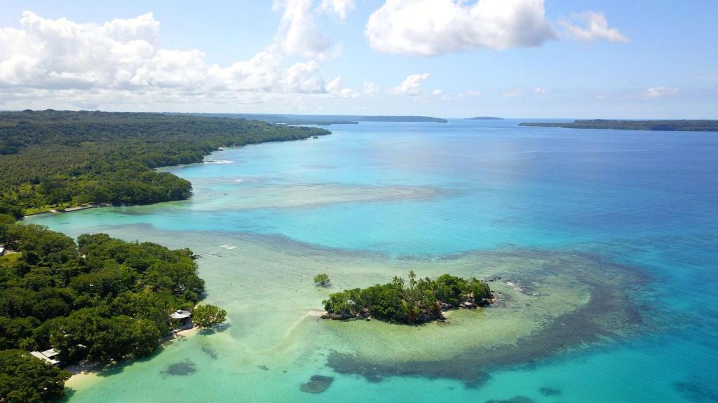 - une vue aérienne sur une île dans l'océan dans l'établissement Exclusive Sunrise Eco Resort, à Saraotou
