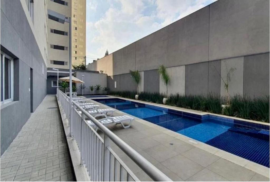 un balcón con piscina al lado de un edificio en Studio Green Brás en São Paulo