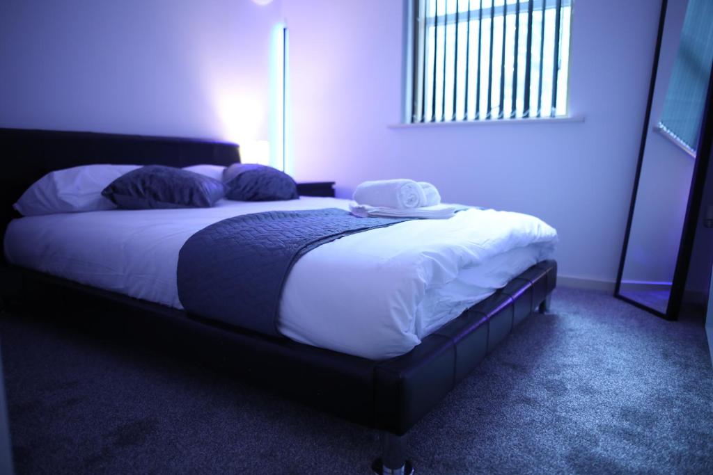 a bedroom with a bed with a hat on it at Leeds City Centre Apartment in Leeds