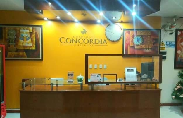 un mostrador en una tienda con un reloj en la pared en Hospedaje Concordia, en Chiclayo