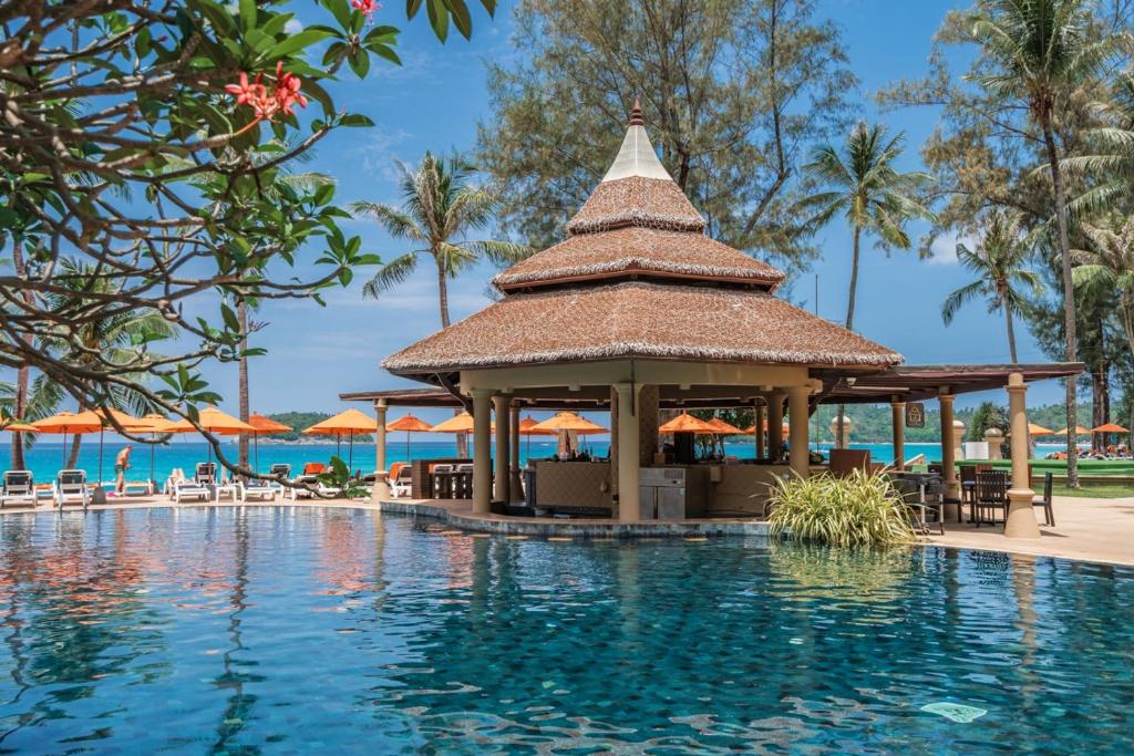 einen Pool in einem Resort mit einem Pavillon in der Unterkunft Beyond Kata in Kata Beach