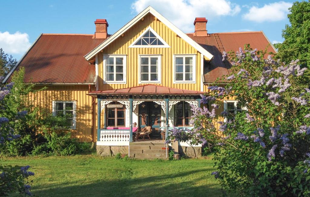 uma casa amarela com um gazebo no quintal em 5 Bedroom Lovely Home In Fgelfors em Fåglebo