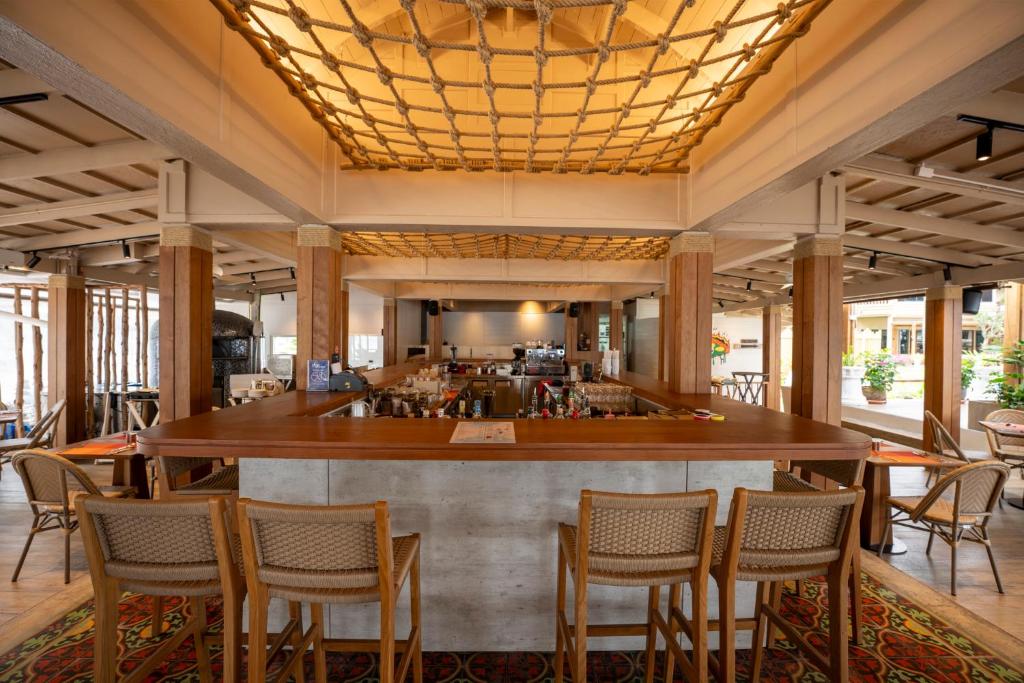 Ein Restaurant oder anderes Speiselokal in der Unterkunft Beyond Kata 