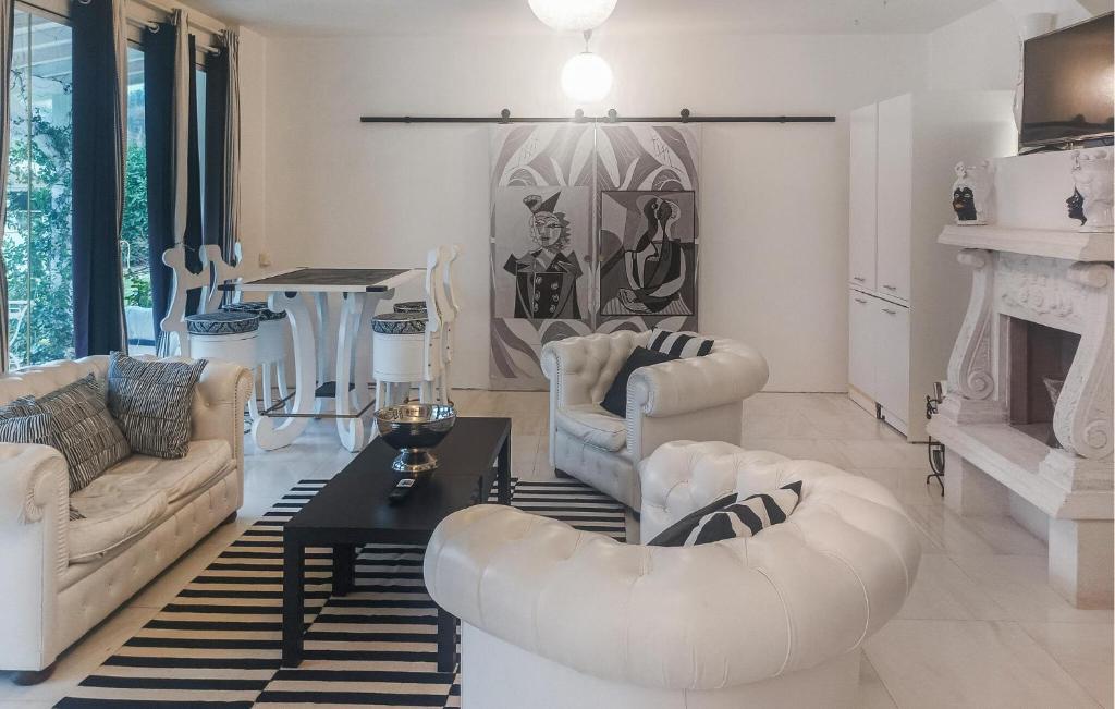 A seating area at 2 Bedroom Stunning Home In Roma