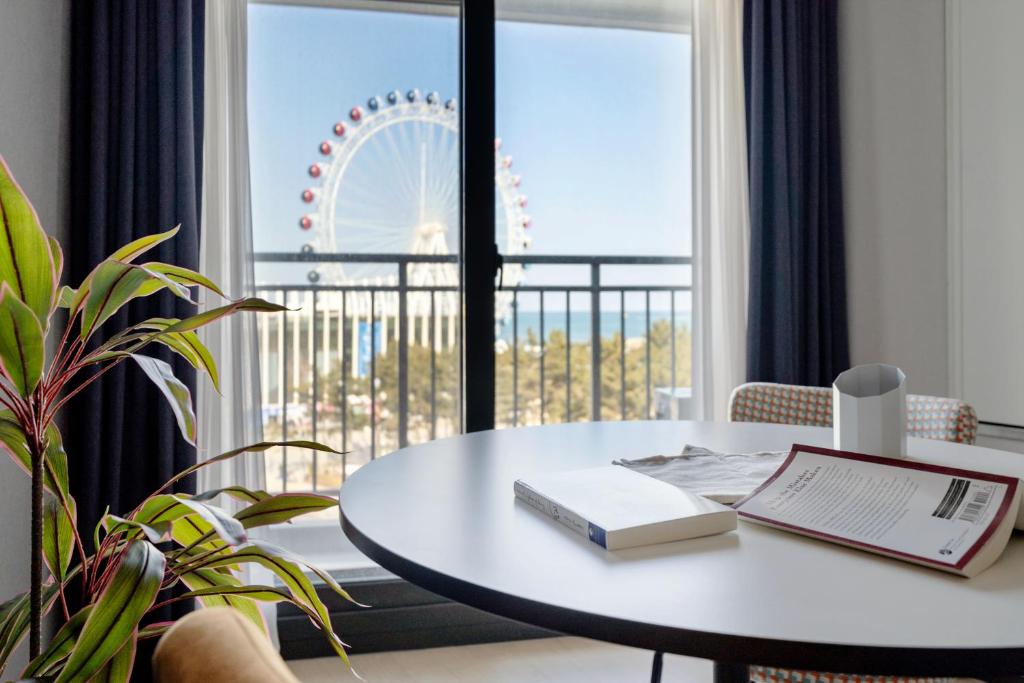 Una habitación con una mesa con un libro y una rueda. en Urbanstay Sokcho Beach AB, en Sokcho