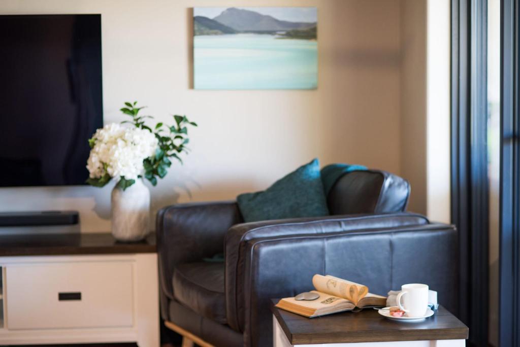 Posezení v ubytování Nautilus on Nara - Spacious Airlie Beach Holiday Home with Ocean Views
