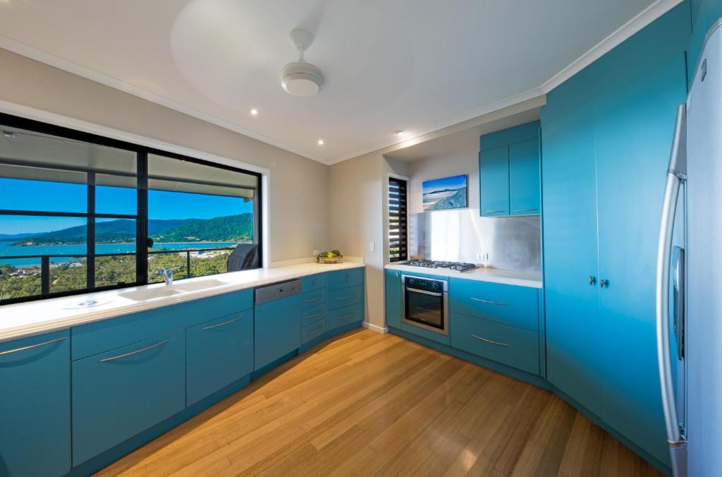 Kuchyň nebo kuchyňský kout v ubytování Nautilus on Nara - Spacious Airlie Beach Holiday Home with Ocean Views