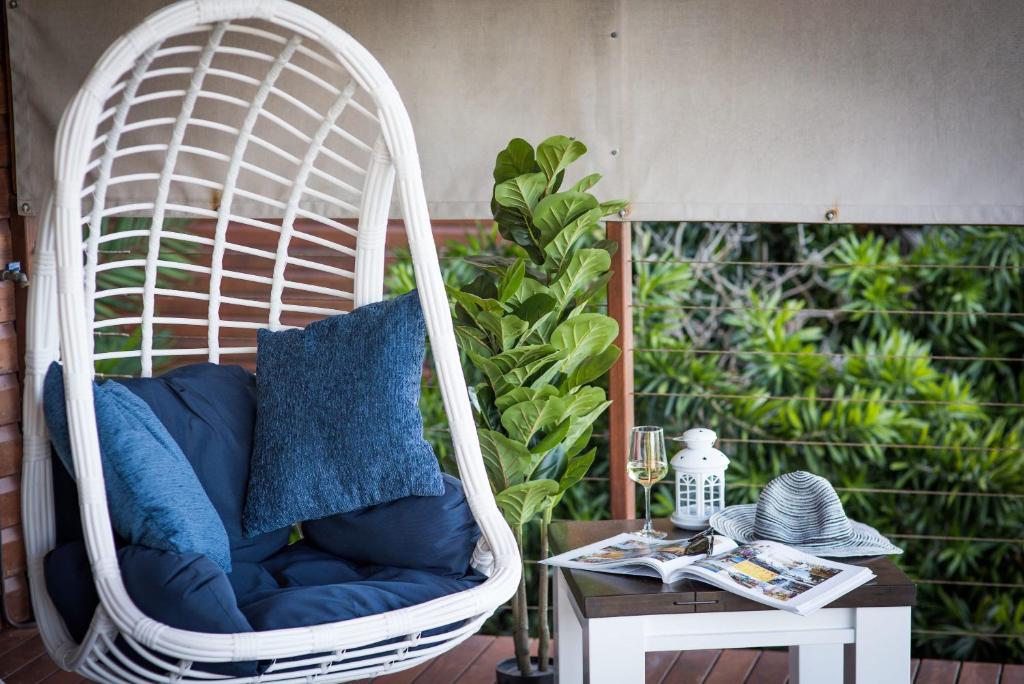 Posezení v ubytování Nautilus on Nara - Spacious Airlie Beach Holiday Home with Ocean Views