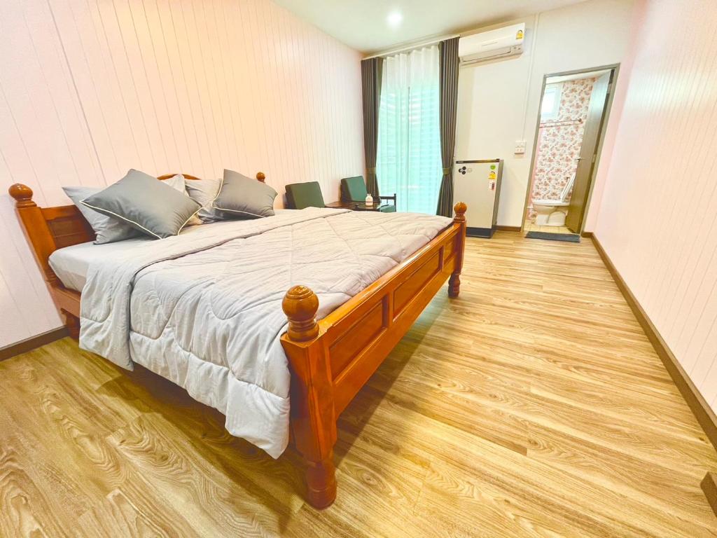 um quarto com uma cama grande num quarto em Number9 Bangkoknoi BKK em Bangkok