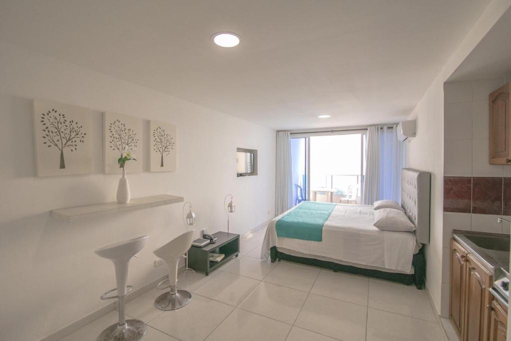 a bedroom with a bed and a sink and a window at Apartaestudio en cartagena COLOMBIA in Cartagena de Indias