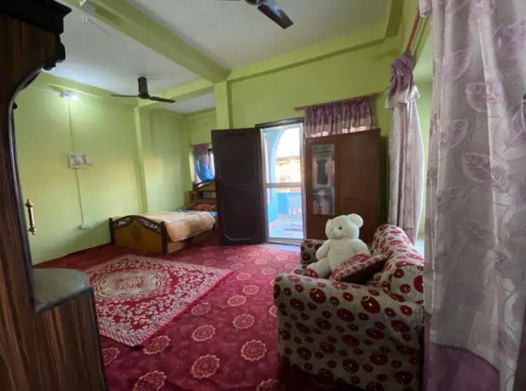 婆羅多布爾的住宿－pujan's homestay，坐在椅子上的泰迪熊