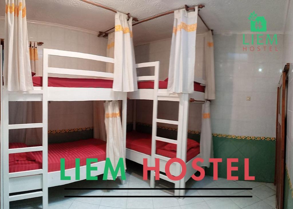 um quarto com dois beliches num hostel em Liem Hostel Malioboro em Sentool