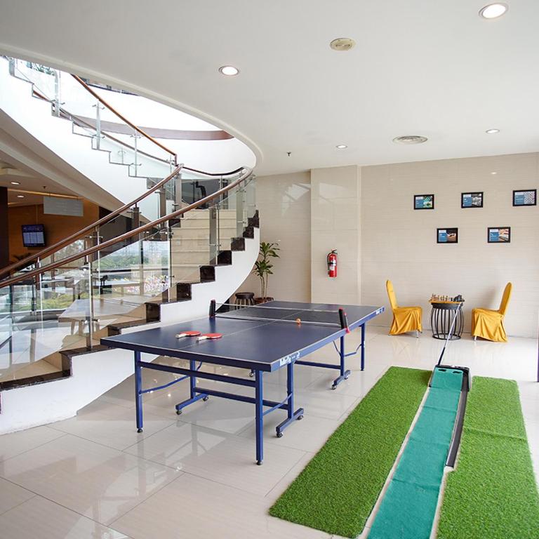 Stolní tenis v ubytování Vasaka Hotel Jakarta Managed by Dafam nebo okolí