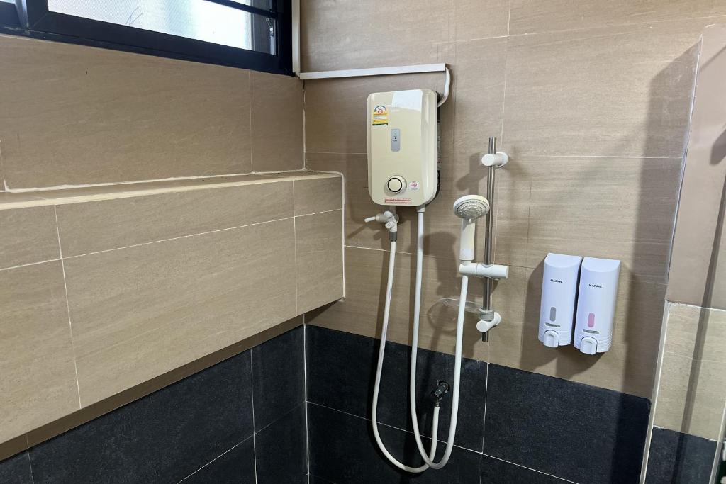 Koupelna v ubytování V Tharm Hotel