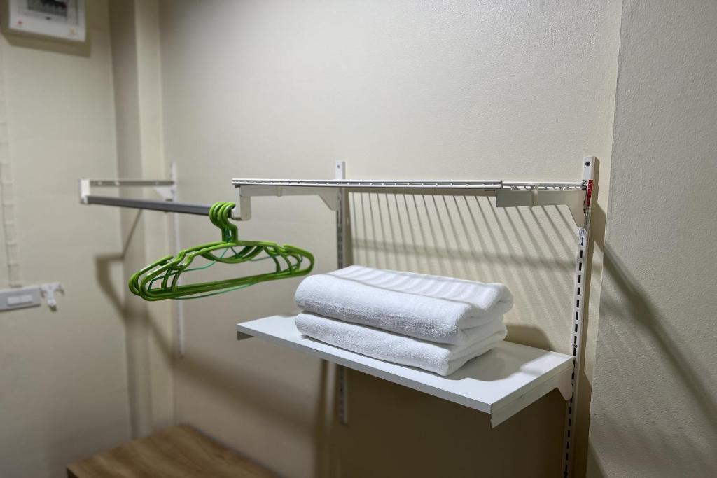 Postel nebo postele na pokoji v ubytování V Tharm Hotel
